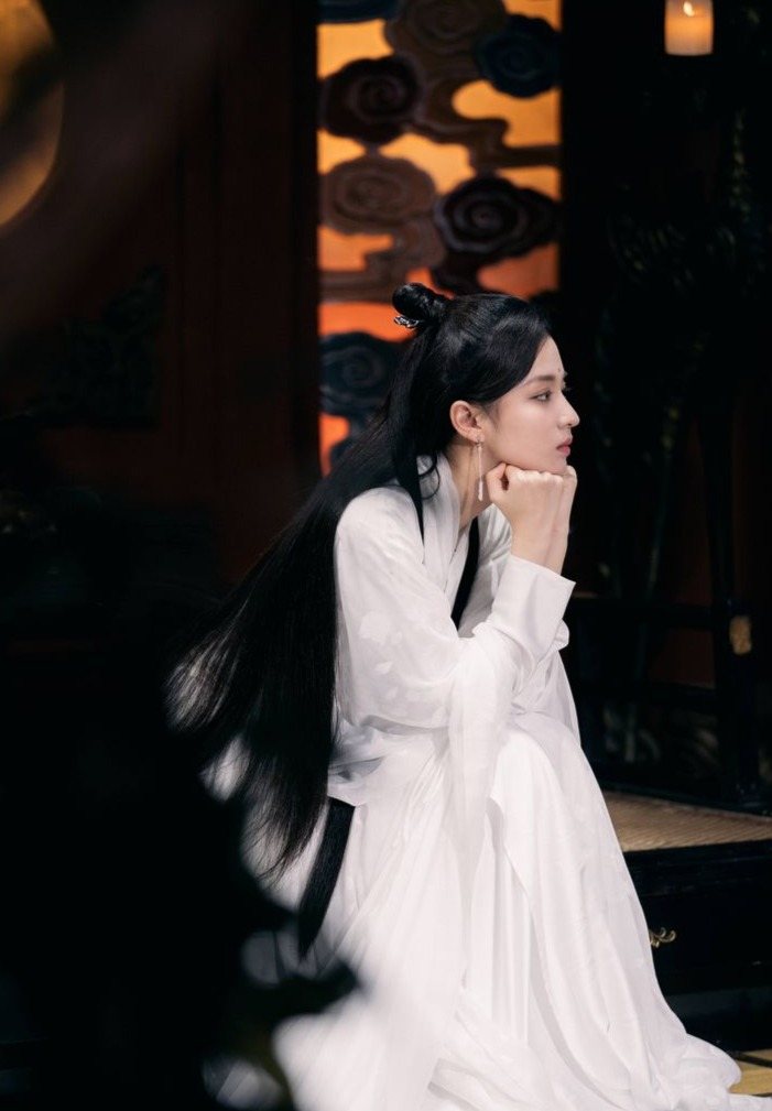 王楚然朦胧感花间大片释出 氛围感美女上线
