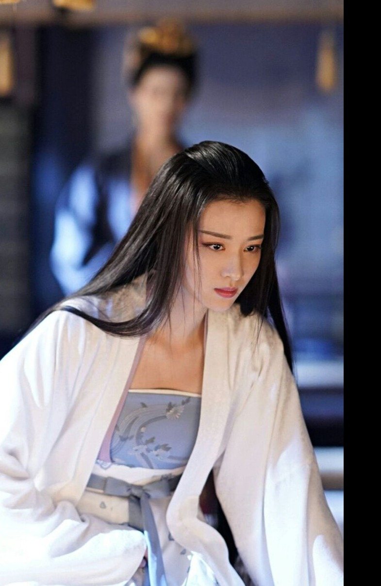 王楚然朦胧感花间大片释出 氛围感美女上线